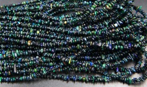 Perles de pierres précieuses d'opale éthiopienne noire naturelle multi-étincelles, copeaux d'opale noire lisses, forme non taillée, environ. 5x2 MM à 4 MM, longueur de 16 pouces - Product Image 1