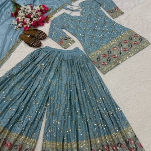 Elegante Traje Sharara de Diseñador para Mujer en Tela Georgette Premium con Bordado Elaborado, Detalles de Lentejuelas y Complementos - Product Image 6