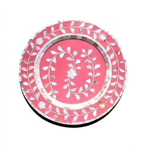 Plato de presentación artesanal de mosaico acuático costero con incrustaciones de nácar y diseño floral, para servir en la mesa. - Product Image 4