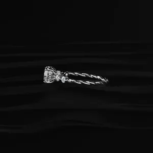 Bague en diamant rond certifiée IGI, couleur D-E, clarté VVS-VS, avec accents de diamants marquise et ronds, qualité supérieure. - Product Image 4