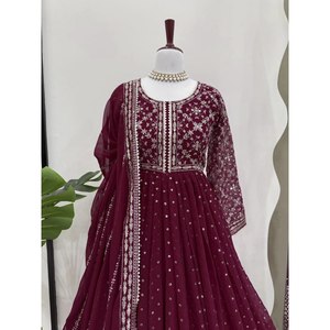 ชุดเดรส Anarkali ผ้าโพลีเอสเตอร์สำหรับงานออกแบบ พร้อมผ้าคลุมไหล่ ไซส์ XL ประดับด้วยงานปักดิ้นและเลื่อม เหมาะสำหรับงานแต่งงาน - Product Image 2