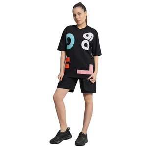 Ensemble deux pièces graphique pour femme : T-shirt noir coupe classique et short cargo imprimé abstrait coloré – Style décontracté streetwear en molleton de coton/bambou - Product Image 3