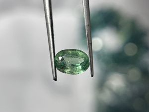 Kyanite de couleur menthe naturelle, pierre précieuse ovale facettée d'Afrique pour la fabrication de bijoux - Product Image 1