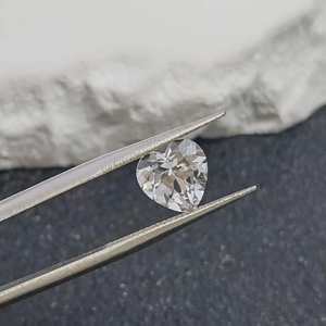 พลอยแซฟไฟร์สีขาวทรงหัวใจเจียระไนแบบเหลี่ยม  แซฟไฟร์ทรงหัวใจธรรมชาติ  ขนาดหลากหลาย สำหรับทำเครื่องประดับ - Product Image 3