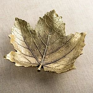 Assiette de service en aluminium poli en forme de feuille d'or, plat minimaliste pour la décoration de table et de fête - Product Image 3