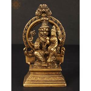 Escultura de latón hecha a mano de 4 pulgadas Lord Narasimha y Goddess Lakshmi para regalar hecha en India - Product Image 1