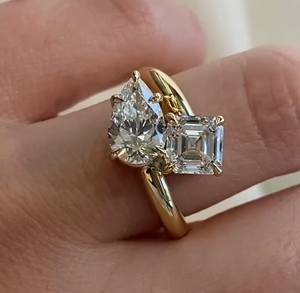 Bague de fiançailles et de promesse Toi Moi en or jaune 14 carats avec deux pierres de moissanite taille poire et émeraude de luxe pour femme - Product Image 5