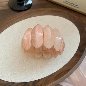 Bracelets en résine très tendance et les plus vendus. Les bracelets en résine sont des accessoires polyvalents utilisés comme bijoux audacieux et avant-gardistes. 2026. - Product Image 5