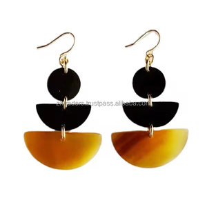 Boucles d'oreilles pendantes de luxe faites à la main de haute qualité pour femmes avec design en corne, couleurs et tailles personnalisables pour les acheteurs en gros - Product Image 1