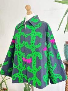 เสื้อแจ็คเก็ตผ้าฝ้ายซูซานีงานฝีมือสุดหรู สีดำ ปักลายสีเขียวมรกต เสื้อคลุมสไตล์โบฮีเมียนลายศิลปะ  เสื้อคลุมผู้หญิงสไตล์ชาติพันธุ์ - Product Image 5