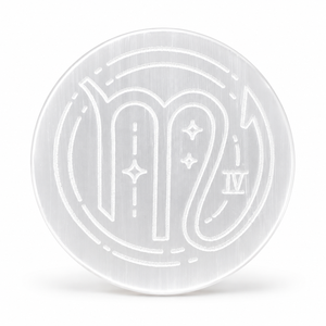 Venta al por mayor de placas redondas de selenita de 8-10 cm con grabado del signo zodiacal Escorpio. Compre placas de selenita en Muntaha Agate Semi Precious Stone Crafts. - Product Image 2