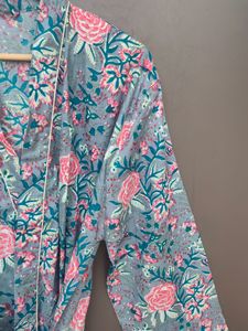 ชุดกิโมโนผ้าฝ้ายลายดอกไม้สีฟ้าอ่อนพร้อมเข็มขัด |   ชุดคลุมพิมพ์ลายกุหลาบสีชมพู |   เสื้อคลุมอาบน้ำผู้หญิงทำมือ - Product Image 3