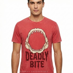 Camiseta Roja Desgastada Personalizada para Hombre, Diseño de Calavera Pirata, Estampado 'Dead Men Tell No Tales', Estilo Vintage, Streetwear, Algodón - Product Image 5