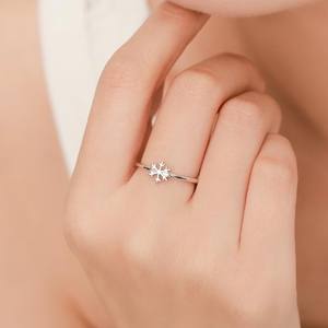 Anillo Pequeño de Copo de Nieve en Plata de Ley, Diseño Minimalista Invernal, Talla Ajustable, Anillo Festivo de Nieve - Product Image 2