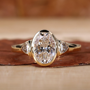 Bague de fiançailles ovale sertie de diamants, bague solitaire en or pour femme, bijoux minimalistes de luxe - Product Image 1