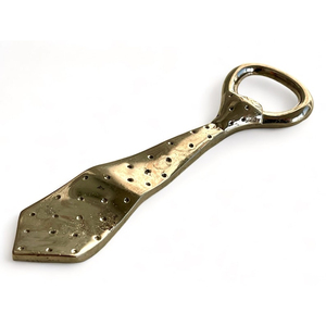 Abridor de botellas con forma de corbata metálica, acabado plateado pulido, textura de lunares, regalo creativo y novedoso para hombres, accesorio de bar. - Product Image 2