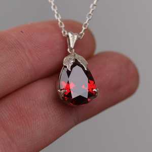 Pendentif Goutte d'eau en Rubis Rouge Feuille, Pierre Naturelle, Or Vintage, Pierre de Naissance de Janvier, Bijou en Pierre Précieuse, Cadeau pour Femme, Vente en Gros Inde - Product Image 1