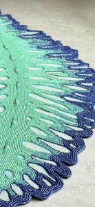 Mantel Moderno de Tela con Forma de Hoja, Diseño Bordado en Verde y Azul - Product Image 4
