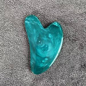 Herramienta Gua Sha de Resina en Forma de Corazón - Masajeador Facial Hecho a Mano con Temática de Amor para la Salud de la Piel - Product Image 3