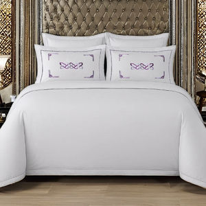 Funda de Almohada Violet Harmony, Diseño de Flores Violetas de Lujo, Tela de Poliéster Premium, Tacto Suave, Duradera - Product Image 6