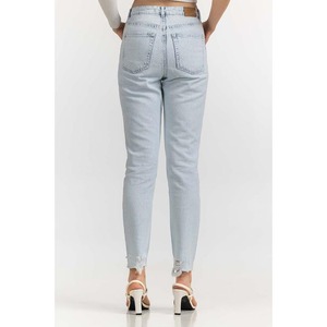 Jean femme taille haute, coupe capri, ourlet effiloché, en denim, mode été - Product Image 5