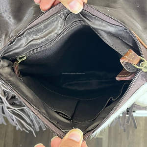 กระเป๋าถือมีซิปแบบมีสายคาดตัวหนังสไตล์ตะวันตก - Product Image 6