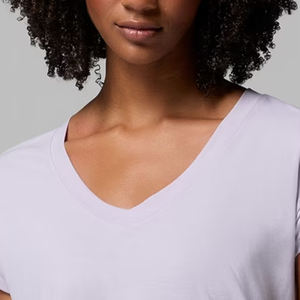 T-shirt basique élégant et minimaliste pour femme, coupe décontractée pour l'été et les activités de plein air, collection 2026, vêtement décontracté intemporel avec col en V pour un ajustement confortable - Product Image 2