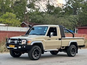 Land Cruiser Pickup d'occasion 2022, conduite à gauche, intérieur foncé, sièges en cuir, pneus R18, barres de toit en alliage d'aluminium, caméra de recul - Product Image 5