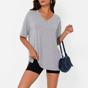 เสื้อยืดโอเวอร์ไซส์ทรงเทรนดี้สำหรับผู้หญิง เสื้อออกกำลังกายไซส์ใหญ่ คอวี แขนสั้น เสื้อยืดลำลองทรงหลวม เสื้อยืดพื้นฐาน - Product Image 1