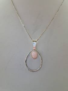 Colgante de Plata de Ley con Cuarzo Rosa y Cadena Chapada en Oro, Joyería Artesanal con Piedras Preciosas, Diseño Elegante para Mujer, Venta al Por Mayor para Exportación - Product Image 3