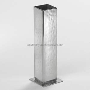 Florero decorativo de metal con estructura alta y pulido antiguo hecho para eventos culturales y arreglos florales formales - Product Image 2