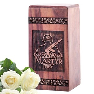 Urne funéraire en bois massif avec gravure de soldat, finition naturelle, style arabe, pour cendres d'adultes, forme rectangulaire - Product Image 1