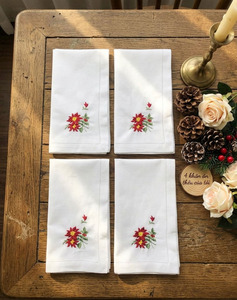 Serviettes de table en coton brodées personnalisées avec des poinsettias de Noël, réutilisables, lavables, avec ourlet festonné, pour les dîners, les mariages et les fêtes - Product Image 1