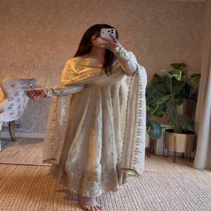 VASTRA COTTAGE Conjunto de Vestido Anarkali de Seda Chinon con Bordado de Lentejuelas Pesadas, con Pantalón y Dupatta, Ropa Premium para Bodas - Product Image 4