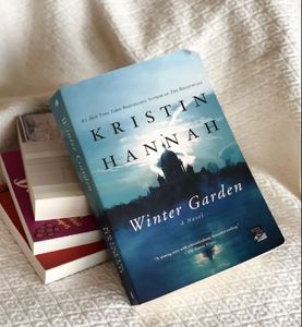 วินเทอร์ การ์เดน โดย คริสติน ฮันนาห์ หนังสือปกอ่อน นิยายประวัติศาสตร์ ดราม่าครอบครัวและเรื่องราวทางอารมณ์ - Product Image 1
