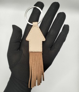 Porte-clés en cuir personnalisé en forme de maison de style dessin animé, durable, avec franges et design élégant, idéal pour la vente en gros et comme cadeau. - Product Image 5