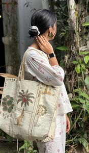 Bolso Tote de Algodón Acolchado Hecho a Mano en India |   Bolsa de tela reutilizable ecológica. Bolsa tipo tote color crema (con cremallera), 100% algodón. - Product Image 2