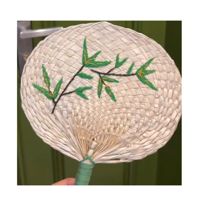Éventail pliant écologique fait main en feuille de palmier naturelle avec doublure en bambou, design d'art populaire traditionnel pour la décoration de mariages, les fêtes et les événements professionnels - Product Image 4