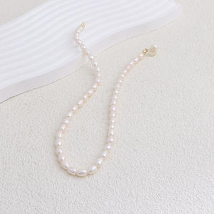 Collar de Perlas de Agua Dulce Personalizado de Alta Gama con Diseño de Hebilla OT y Cadena de Hueso para Suéteres - Product Image 3