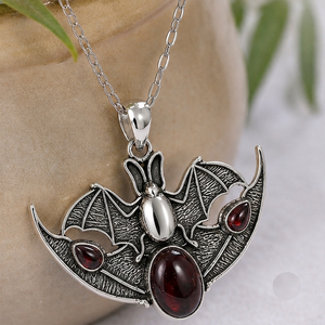 Pendentif chauve-souris grenat rouge foncé fait main en laiton, breloque créature ailée sertie, bijou statement gothique bohème unisexe - Product Image 3