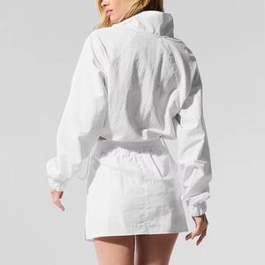 เสื้อแจ็คเก็ตออกกำลังกายแบบมีโลโก้สั่งทำพิเศษ ผ้าไนลอน 100% น้ำหนักเบา สวมหัวแบบพูลโอเวอร์ แจ็คเก็ตครอปสั้นแบบซิป ¼  สำหรับผู้หญิง พร้อมกระโปรงเข้าชุด - Product Image 2