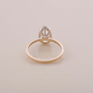 Bague de fiançailles avec diamant de laboratoire taille poire de 2,04 carats |   Or blanc, jaune et rose 14 carats |   Bague de mariage pavée - Product Image 5