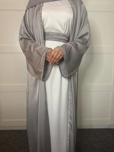 Glamorosa Abaya Verde Esmeralda para Mujer, Acabado Satinado Sedoso, Vestido Islámico Modesto de Lujo, Ropa de Noche para Ocasiones Especiales, Moda de Dubái - Product Image 2