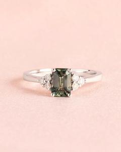 Anillo de Diamantes Verdes con Corte Esmeralda para Mujer con Diamantes Laterales, Estilo Clásico - Product Image 1