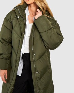 Dernier modèle de manteau long matelassé et rembourré noir surdimensionné personnalisé OEM pour femme, avec capuche, en duvet pour l'hiver - Product Image 5
