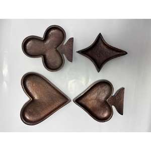 Plateaux décoratifs en forme de cartes à jouer, lot de 4, en aluminium, formes As, Pique, Cœur, Roi, parfaits pour le casino et la décoration intérieure - Product Image 4
