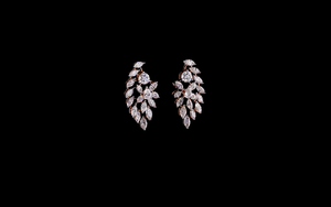 Pendientes de Diamantes Cultivados en Laboratorio con Forma de Hoja de Diseño y Colgante a Juego |   Conjunto de Joyería Fina | Joyería de Novia - Product Image 6