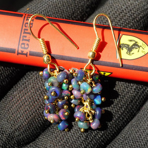 Pendientes de Ópalo Welo Etíope con Cuentas, Oro de 14K con Fuego Arcoíris - Product Image 5