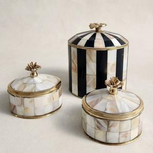 Caja Decorativa para Pastillas con Incrustaciones de Hueso a Rayas Blancas y Lavanda, Tapa de Concha Dorada, Lujosa Caja de Almacenamiento de Joyas para Tocador y Decoración del Hogar - Product Image 6