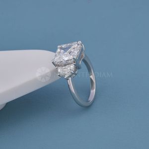 Anillo de compromiso de oro amarillo con tres diamantes de corte princesa, joyería fina de laboratorio para mujer, proveedor indio. - Product Image 3